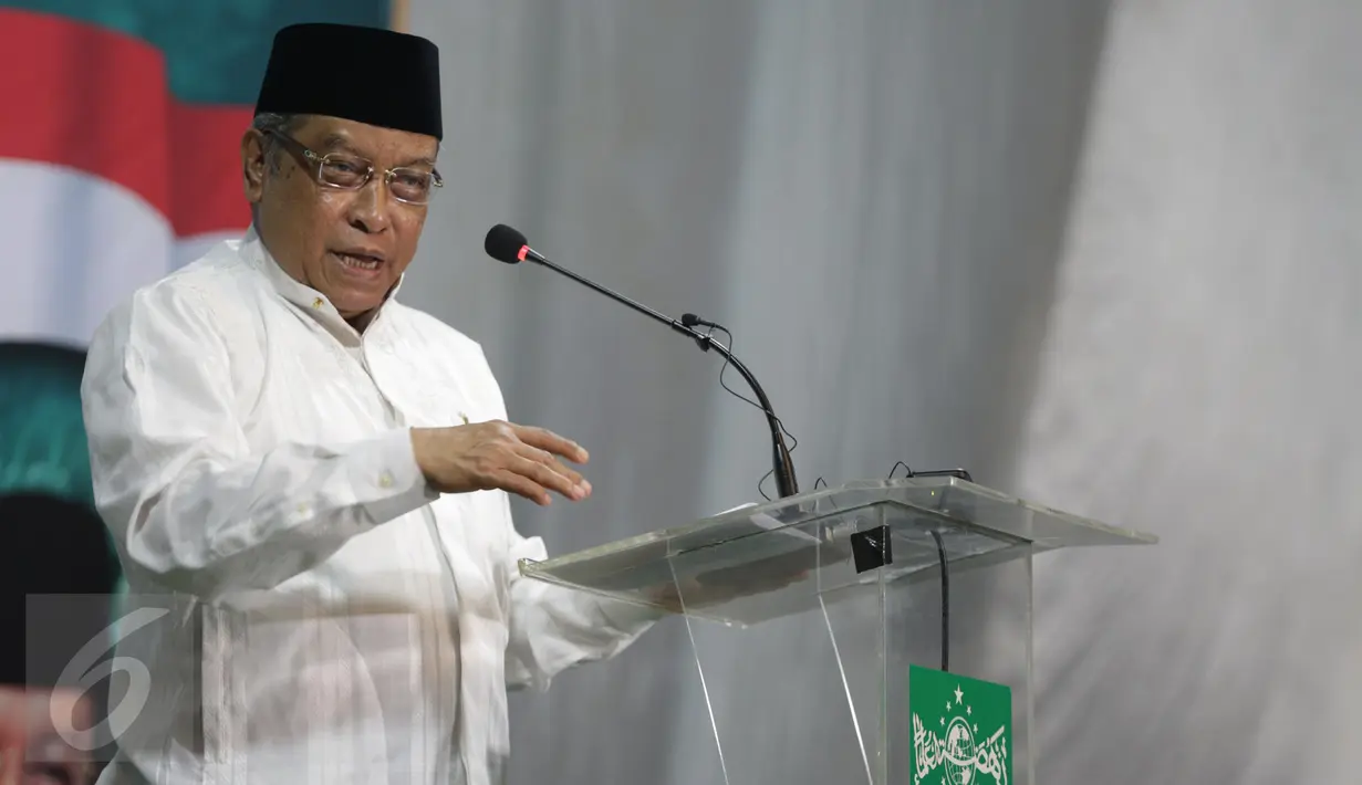 Ketua Umum PBNU KH. Said Aqil Siradj memberikan ceramah saat Istighotsah untuk Jakarta Damai di PBNU, Jakarta, Jumat (7/4). Istighotsah digelar untuk mendoakan Jakarta Damai jelang Pilkada DKI Jakarta Putaran Kedua. (Liputan6.com/Faizal Fanani)