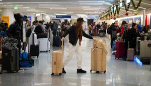 Seorang wanita berjalan ke konter tiket Southwest di Bandara Internasional Los Angeles, Los Angeles, Amerika Serikat, 19 Desember 2022. Liburan Natal dan Tahun Baru bagi sebagian warga Amerika Serikat dan Eropa tahun ini menghadirkan kekhawatiran karena tekanan ekonomi. (AP Photo/Jae C. Hong)