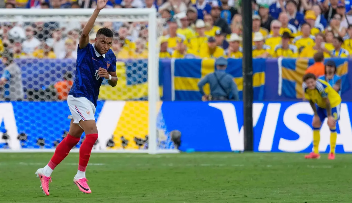 Pemain Prancis Kylian Mbappe bereaksi saat meninggalkan lapangan selama pertandingan sepak bola babak 32 besar Piala Dunia antara Prancis dan Swedia di East Rutherford, N.J., dekat New York, Selasa, (30/06/2026). (AP Photo/Seth Wenig)