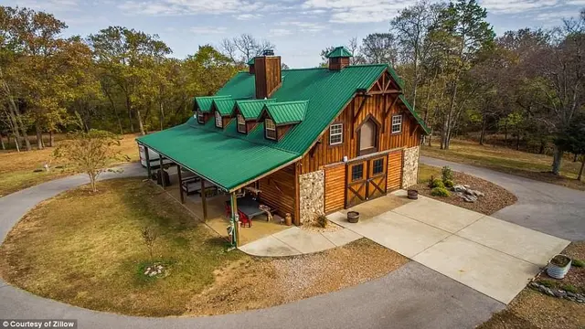 [Bintang] Rumah Miley Cyrus, Terasa Tinggal di Kampung