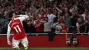 Pemain Arsenal, Gabriel Martinelli merayakan gol kemenangan timnya atas Manchester City di depan para pendukung pada laga lanjutan Liga Inggris 2023/2024 yang berlangsung di Emirates Stadium, London, Inggris, Minggu (08/10/2023) malam WIB. Gol tersebut membawa The Gunners menang 1-0. (AFP/Adrian Dennis)