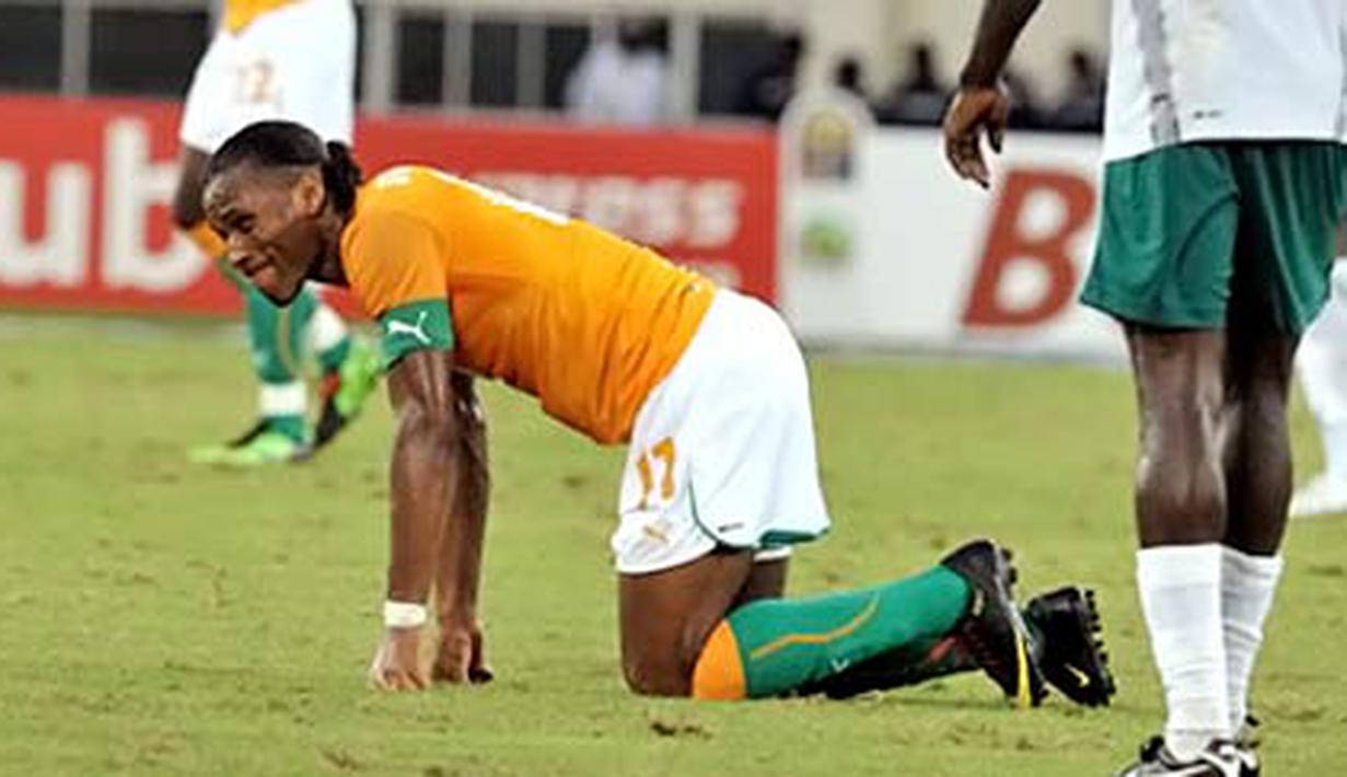 Kapten Pantai Gading, Didier Drogba tidak bisa membantu timnya mengalahkan Burkina Faso yang berkesudahan 0-0 pada 11 Januari 2010 di Cabinda, pada partai di Grup B Piala Afrika. AFP PHOTO/ISSOUF SANOGO