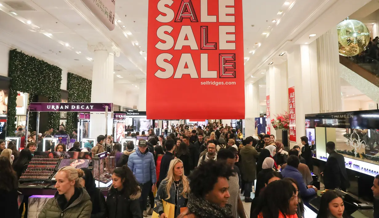 Para calon pembeli mencari barang murah selama Boxing Day di Department stores Selfridges, London, Inggris, Selasa (26/12). Boxing Day merupakan tradisi hari belanja terbesar tahunan yang dirayakan sehari setelah hari Natal. (Daniel LEAL-OLIVAS/AFP)