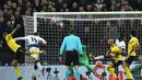 Proses terjadinya gol ketiga Spurs dari sundulan Marcos Llorente pada leg 1, 16 besar Liga Champions yang berlangsung di stadion, Wembley, London, Kamis (14/2). Tottenham Hotspur menang 3-0 atas Borussia Dortmund (AFP/Glyn Kirk)