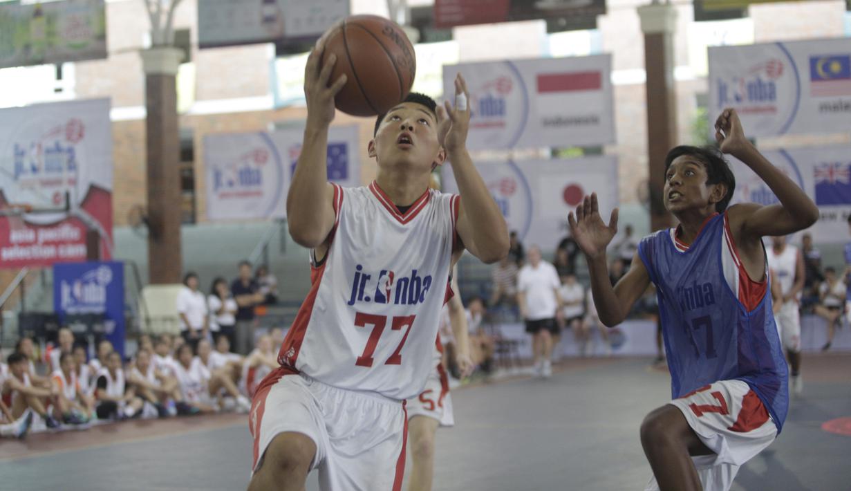 Para pebasket muda saat Kamp Penyisihan Kejuaraan Dunia Jr. NBA untuk wilayah Asia Pasifik di UPH Karawaci, Tangerang, Minggu (16/6). Nantinya akan dipilih 10 putra dan 10 putri untuk Kejuaraan Dunia. (Bola.com/Vitalis Yogi Trisna)
