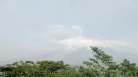 Gunung Semeru terpantau secara visual dari Pos Pengamatan Gunung Api Semeru maish mengeluarkan Awan Panas Guguran Radius 1 Kilometer (Istimewa)