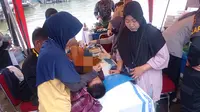 Bocah-bocah di Kota Kendari, mengikuti sunatan massal di dermaga TNI Angkatan Laut Kendari memperingati HUT 77 TNI AL.