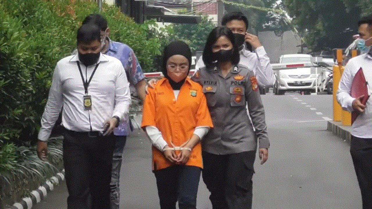 Medina Zein kenakan baju tahanan dan tangan diborgol