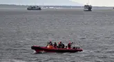 Tim penyelamat Indonesia mencari korban hilang dalam kecelakaan Kapal Motor Penumpang (KMP) Tunu Pratama Jaya di perairan Selat Bali dekat Jembrana, pada Sabtu 5 Juli 2025. (SONNY TUMBELAKA/AFP)