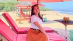 Vita Alvia sering kali mengunggah momen liburan di akun Instagram pribadinya. Penyanyi yang berasal dari Banyuwangi tersebut kerap berlibur ke pantai. Penampilannya dengan baju putih dan rok panjang berwarna oranye, ia tampak bahagia bersantai di kursi pantai. (liputan6.com/IG/@iam_vitaalvia)
