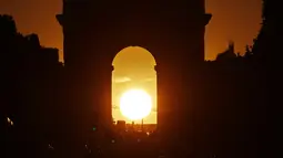 Foto yang diambil pada 2 Agustus 2022 menunjukkan Arc de Triomphe saat matahari terbenam, di Paris. Peristiwa yang dikenal sebagai "Paris Henge" ini di mana matahari sejajar dengan Champs Elysées, Arc de Triomphe dan Arche de la Défense. (Photo by Stefano RELLANDINI / AFP)