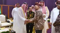 Raja Salman menyalami satu persatu tokoh lintas agama Indonesia, Jakarta, Jumat (3/3). Raja Salman ditemani Jokowi akan berdialog dengan tokoh lintas agama di Indonesia). (Biro Pers Setpres/Laily Rachev)