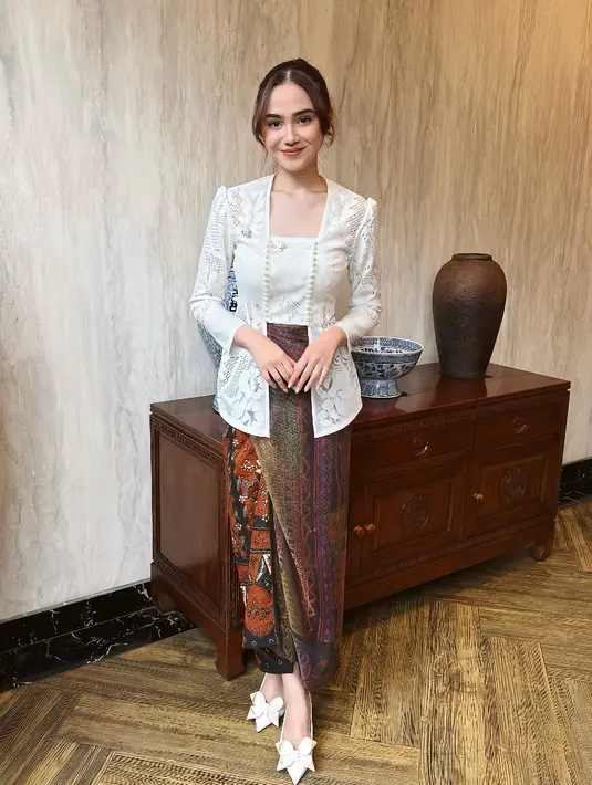 <p>Syifa Hadju tampil elegan mengenakan kebaya putih model kutu baru. Ia memadukannya dengan bawahan kain batik shimmer. Serta heels model pita warna putih. [@syifahadju]</p>