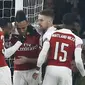 Perayaan gol kedua Aubameyang pada leg kedua,babak 16 besar Liga Europa yang berlangsung di Stadion Emirates, London, Jumat (15/3). Arsenal menang 3-0 atas Rennes. (AFP/Ian Kington)