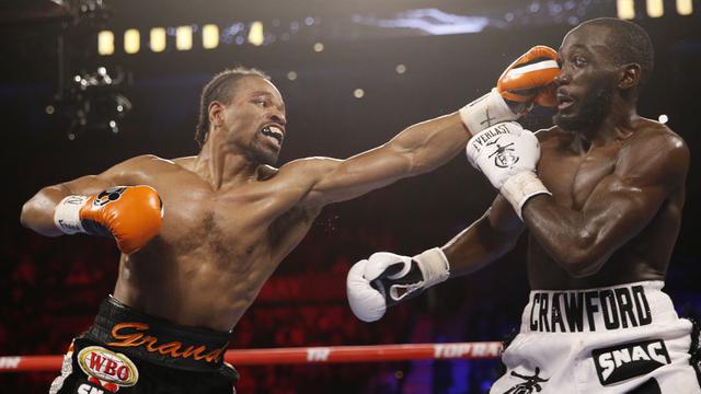 FOTO: Terence Crawford Menang TKO Lawan Shawn Porter