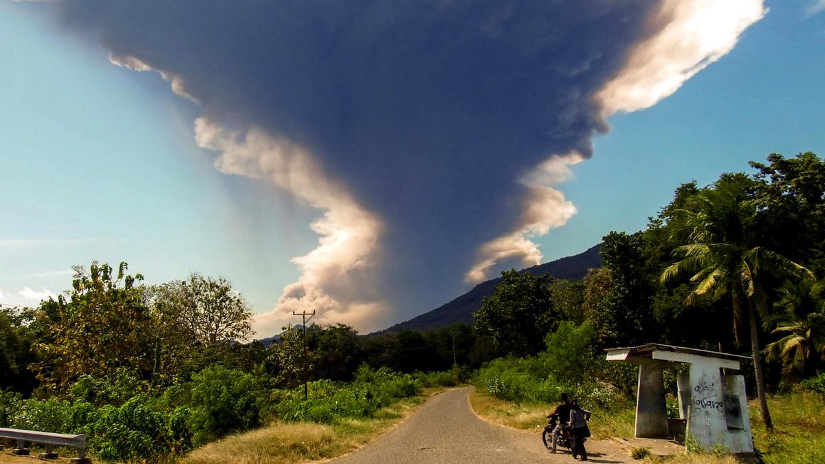 Kembali Erupsi, Tinggi Kolom Abu Gunung Lewotobi Laki-Laki Capai 18.000 Meter