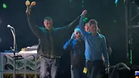 Liam Gallagher (kiri) dan Noel Gallagher (kanan) dari band rock Inggris Oasis naik panggung di Principality Stadium, Cardiff, pada 4 Juli 2025, untuk konser pembukaan tur reuni mereka yang sangat dinantikan hampir 16 tahun setelah terakhir kali tampil bersama. (AFP stringer/AFP)
