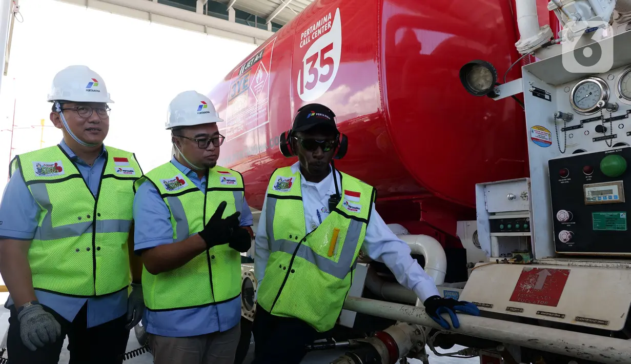 GM MOR VIII PT Pertamina (Persero) Gema Iriandus Pahalawan, VP Operation (kiri) bersama Services PT Pertamina (Persero) Kusumo Wibowo,operator (tengah) sedang mendengarkan penjelasan seusai peresmian Pesawat Udara (DPPU) DEO Sorong, Papua Barat, Kamis (21/11/2019). (Liputan6.com/Herman Zakharia)