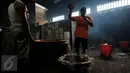 Foto yang diambil 23 Januari 2016 memperlihatkan pekerja yang sedang memindahkan dodol Imlek yang telah mengental dari wajan panas ke tampah yang dilapisi plastik untuk didinginkan di pabrik Nyona Lauw di Neglasari, Tangerang. (Liputan6.com/JohanTallo)