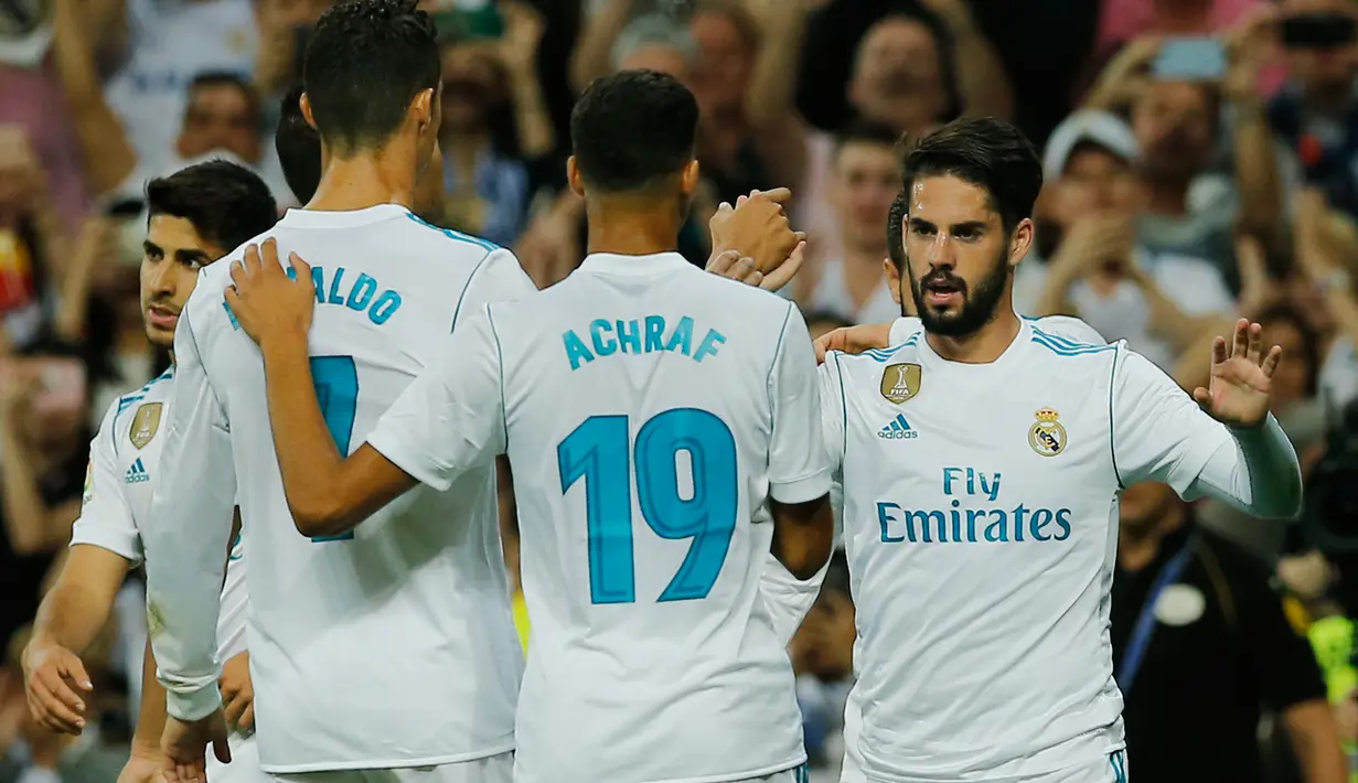 Pemain Real Madrid, Isco bersama rekan setimnya merayakan gol ke gawang Espanyol dalam lanjutan La Liga 2017/2018 di Santiago Bernabeu, Minggu (1/10). Isco jadi pahlawan tim setelah memborong dua gol. (AP/Paul White) 