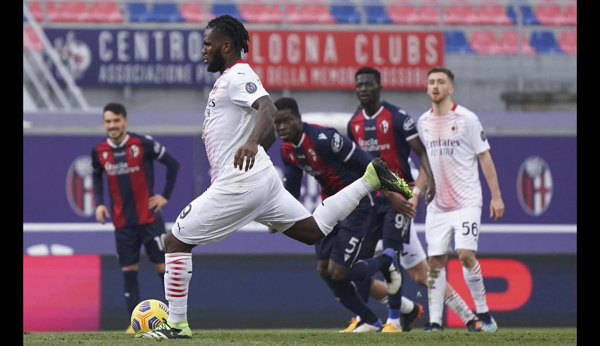 Franck Kessie yang maju sebagai algojo menjalankan tugasnya dengan baik. Bola hasil tendangan 12 pas Kessie ke tengah gawang tak mampu dihentikan kiper Bologna, Lukasz Skorupski. (Foto: AP/LaPresse/Spada)