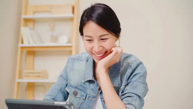 wanita september modern depan laptop