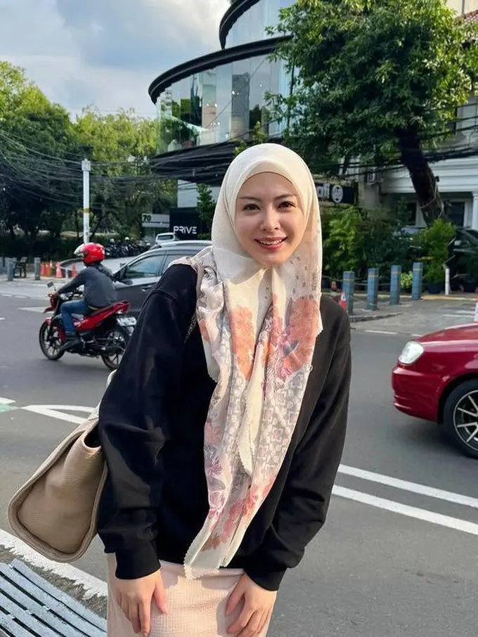 Potret Terbaru Ayana Moon Bisa Jadi Inspirasi Outfit Bukber