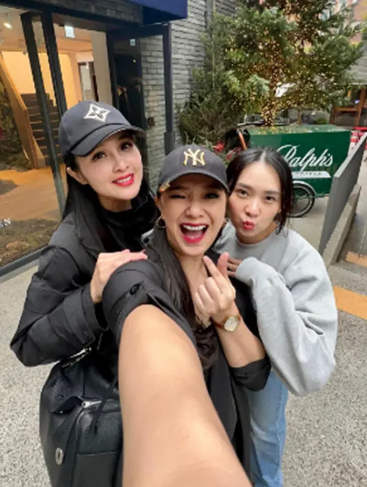 Sandra Dewi diketahui berlibur bersama kedua sahabatnya, Yuanita Christiani dan Kartika Lin. Kekompakkan ketiganya ini juga tak lepas dari sorotan netizen. (Liputan6.com/IG/@sandradewi88)