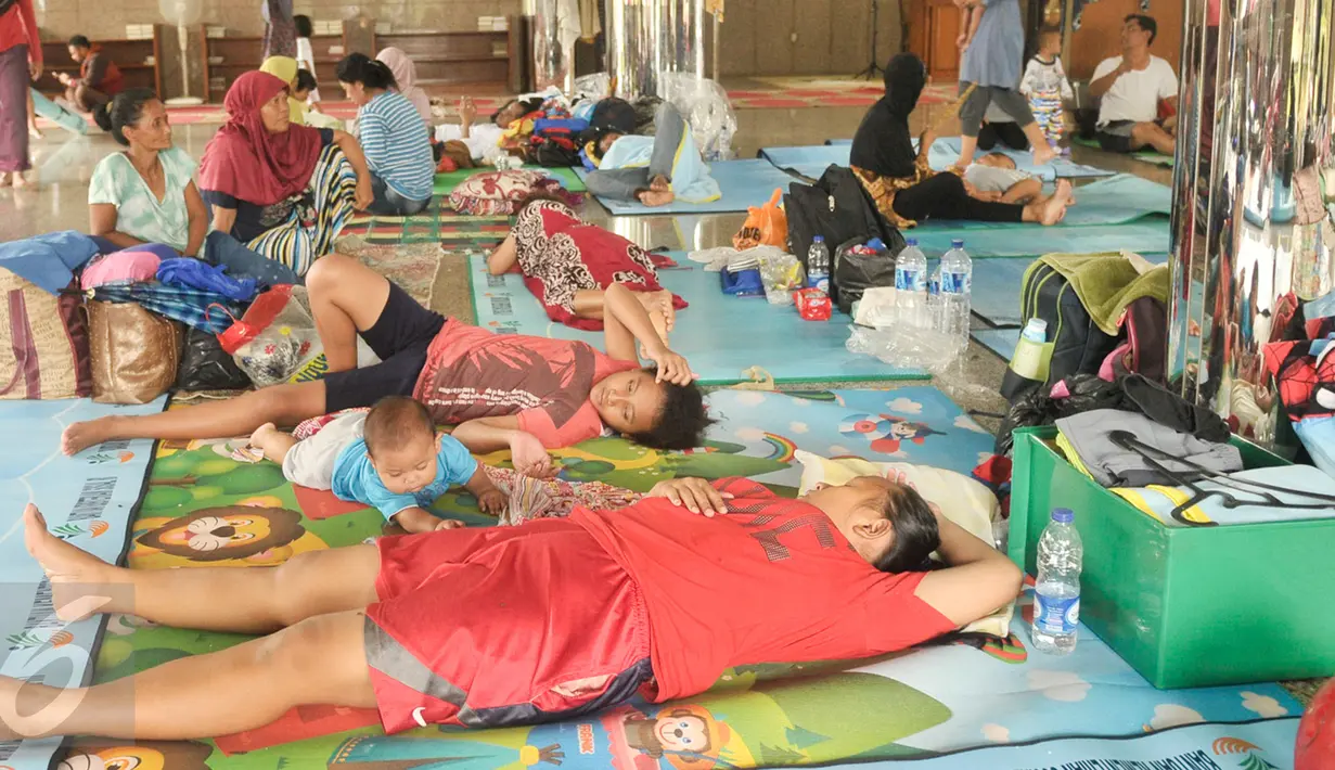 Warga korban banjir di wilayah Cipinang Melayu mengungsi ke Masjid Universitas Borobudur, Jakarta Timur, Senin (20/2). (Liputan6.com/Yoppy Renato)