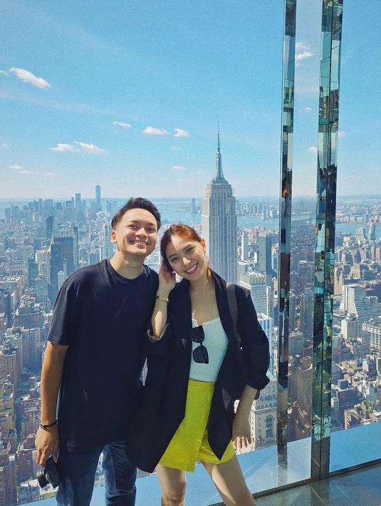 Foto yang berikut ini sukses bikin iri. Bintang film Terlalu Tampan dan KKN di Desa Penari bersama istri berada di Summit One Vanderbilt, yang terletak di jantung kota New York. Berpose bareng istri, Calvin Jeremy mencuit dalam bahasa Inggris, “Belantara beton tempat mimpi-mimpi dibuat.” Ia juga menyertakan salah satu ayat Alkitab yakni Matius 16: 19. (Foto: Dok. Instagram @calvinjeremy)