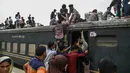 Menjelang Idul Adha, jutaan warga Bangladesh memadati terminal bus, stasiun kereta, dan bandara untuk menuju ke kampung halaman mereka. (MUNIR UZ ZAMAN / AFP)