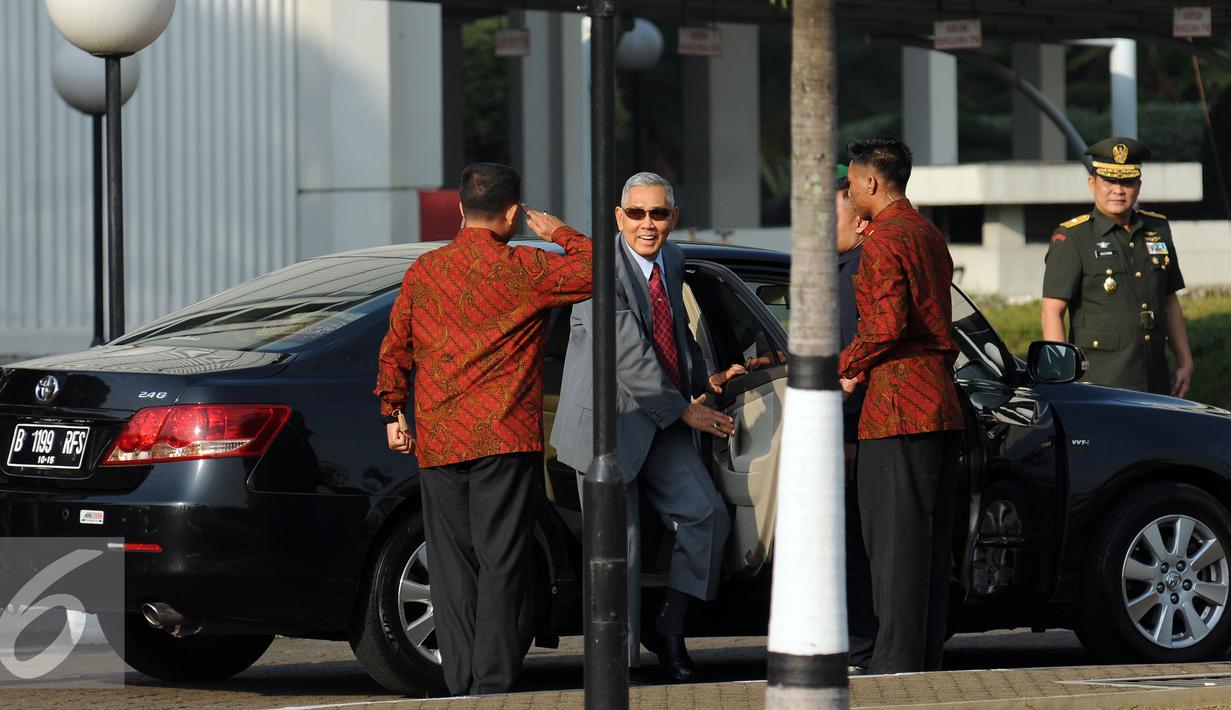 Wakil Presiden Indonesia ke-6, Tri Sutrisno (kedua kiri) menghadiri Upacara Serah Terima Jabatan Panglima TNI dari Jenderal TNI Moeldoko kepada Jenderal TNI Gatot Nurmantyo di Mabes TNI Jakarta, Selasa (14/7/2015). (Liputan6.com/Helmi Fithriansyah)