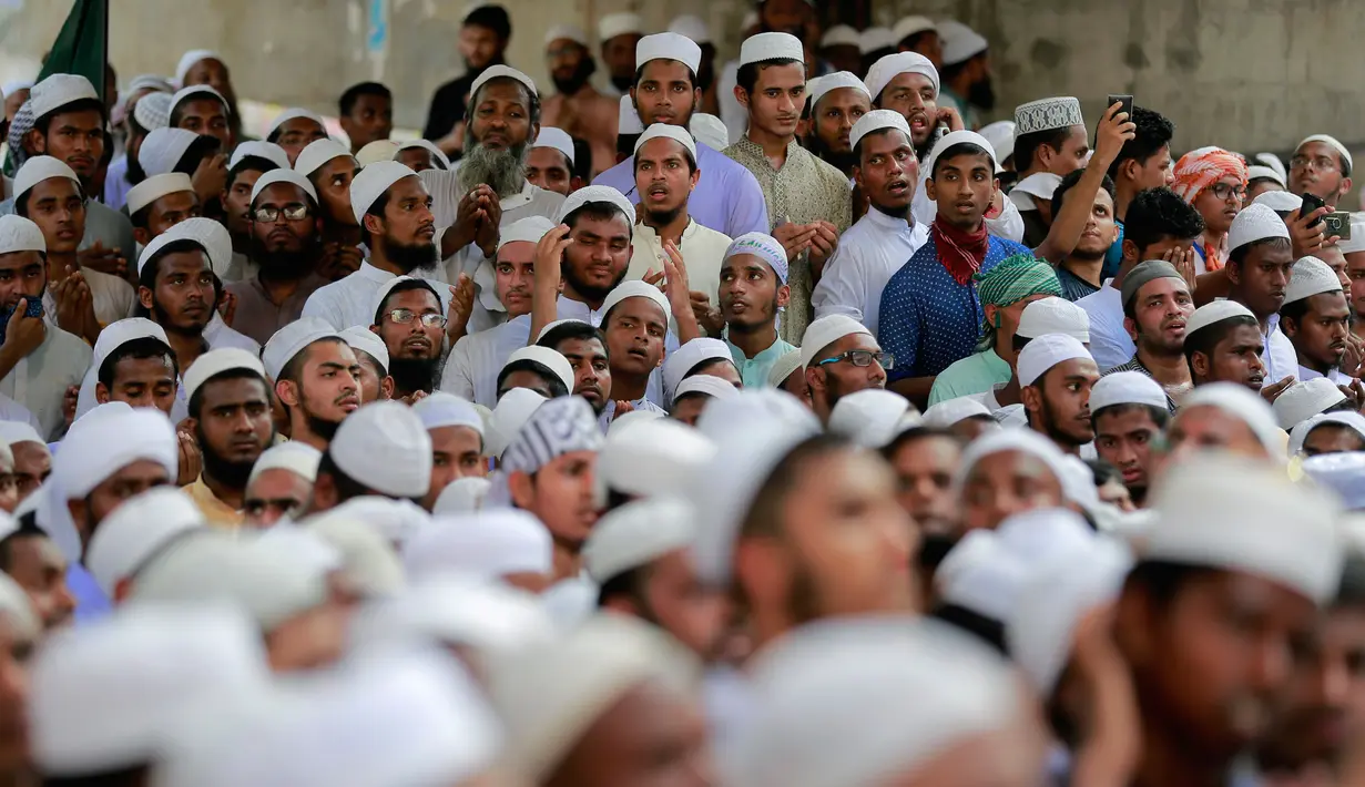 Pendukung garis keras Hefazat-e-Islam berdoa bersama saat menggelar aksi di Kedutaan Besar Myanmar di Dhaka, Bangladesh (18/9). Dalam aksinya mereka memprotes tindak kekerasan yang dialami Muslim Rohingya di Myanmar. (AP Photo / A.M.Ahad)