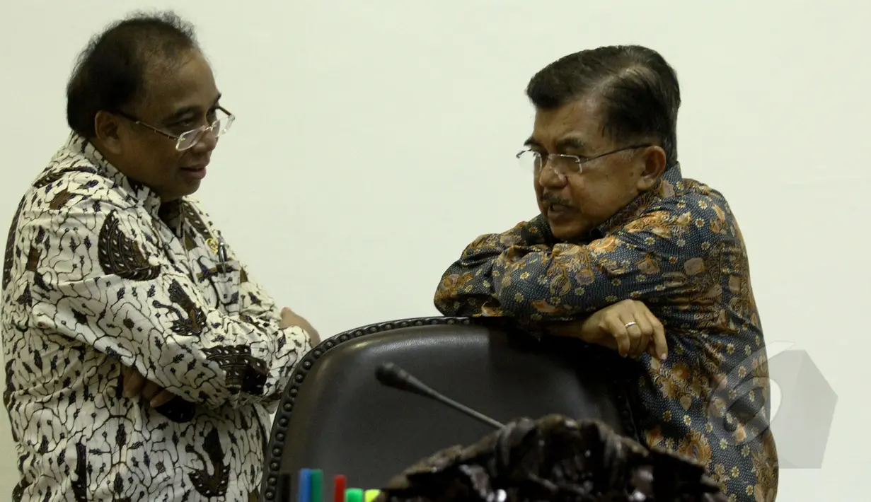 Wapres Jusuf Kalla (kanan) berbincang dengan Menko Bidang Kemaritiman Indroyono Soesilo saat menghadiri rapat terbatas di Komplek Istana Kepresidenan, Jakarta, Kamis (12/3/2015).(Liputan6.com/Faizal Fanani)