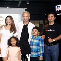 Kali ini Giring akan berbagi pengalaman kesehariannya bersama keluarga dan kedua buah hatinya. 'Catatan Harian Giring' akan ditayangkan lewat Video.com. (Andy Masela/Bintang.com)