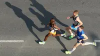 Sejumlah atlet berlari ketika ambil bagian dalam Vienna City Marathon 2018 yang digelar di Wina, Austria, Minggu (22/4). Acara lari maraton ini diikuti ribuan peserta dari berbagai negara. (AP Photo /Ronald Zak)