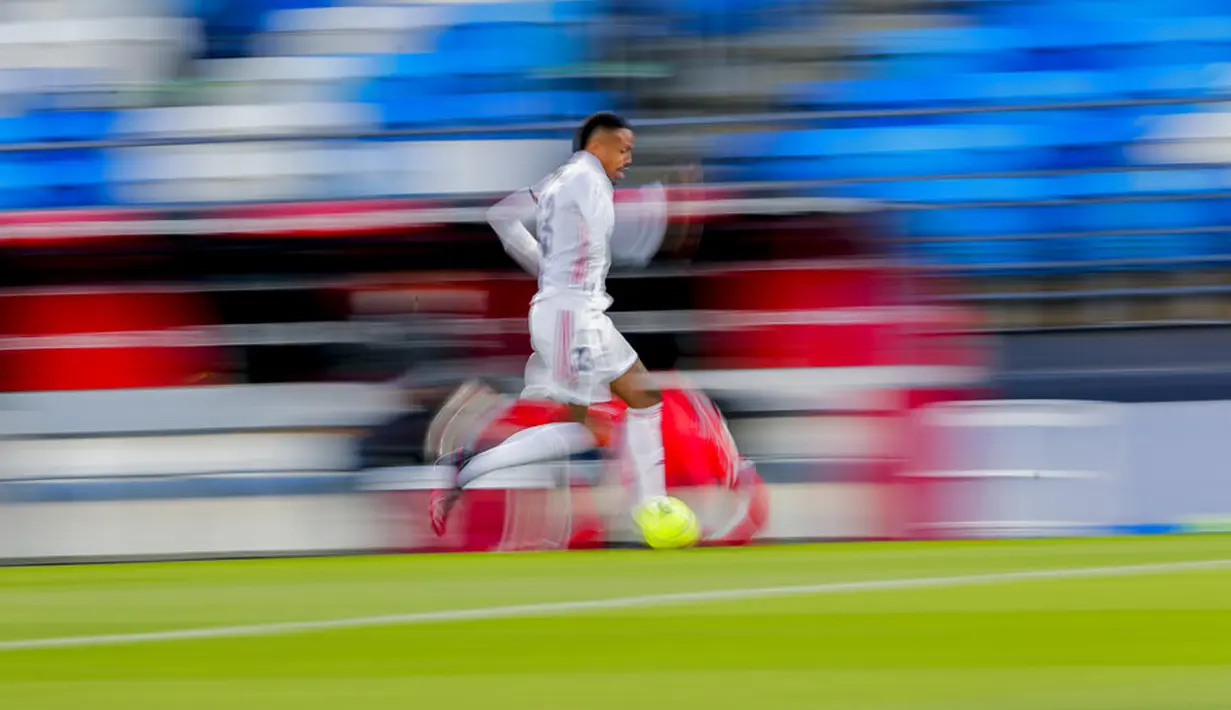 Pemain Real Madrid Eder Militao berlari dengan bola saat melawan Sevilla pada pertandingan La Liga Spanyol di Alfredo di Stefano Stadium, Madrid, Spanyol, Minggu (9/5/2021). (AP Photo/Manu Fernandez)