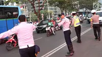 Polisi dan Dishub mengatur lalu lintas di Senayan, Jakarta, Minggu (2/9). Untuk meminimalisasi kemacetan jelang penutupan Asian Games 2018, rekayasa lalu lintas dilakukan di sejumlah ruas jalan dari dan menuji Senayan. (Liputan6.com/Immanuel Antonius)