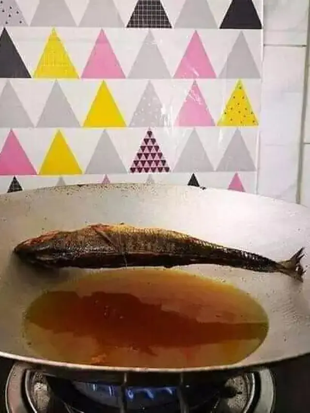 6 Potret Nyeleneh Orang Menggoreng Ikan Ini Bikin Tepuk Jidat