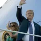 Presiden AS Donald Trump dan Ibu Negara AS Melania Trump di Air Force One di USAF Joint Base Pearl Harbor Hickam, Hawaii pada 4 November 2017, jelang keberangkatan menuju Tokyo, Jepang (Andrew Harnik/Jepang)