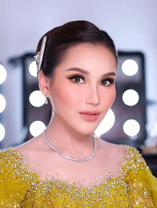 Dipermanis dengan aksesori seperti kalung dan anting-anting membuat penampilannya kian elegan.  [@ayutingting92]