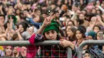 Seorang gadis mengacungkan dua jarinya saat memperingati Women's Day atau Hari Perempuan Internasional di Diyarbakir, Turki, Kamis (8/3). (ILYAS AKENGIN/AFP)
