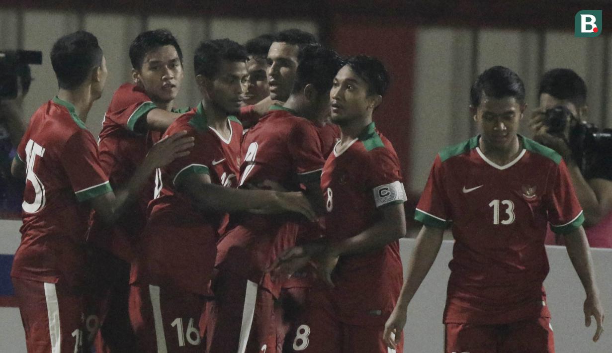 Pemain Timnas Indonesia, merayakan gol yang dicetak oleh Septian David Maulana ke gawang Thailand pada laga persahabatan di Stadion PTIK, Jakarta, Kamis, (31/5/2018). Indonesia takluk 1-2 dari Thailand. (Bola.com/M Iqbal Ichsan)