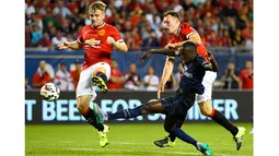 Pemain PSG, Blaise Matuidi dihadang pemain Manchester United Luke Shaw (kiri) dan Phil Jones (kanan) saat melepaskan tendangan pada laga International Champions Cup 2015 di Soldier Field, AS, Kamis (30/7) pagi WIB. (USA Today Sports/Reuters/Mike Di Novo)