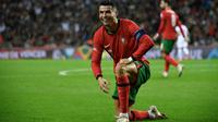 Reaksi penyerang Portugal, Cristiano Ronaldo (kiri), selama pertandingan UEFA Nations League, Liga A, Grup 1 antara Portugal dan Polandia di stadion Dragao di Porto, Sabtu dini hari WIB (16/11/2024). (Miguel RIOPA/AFP)