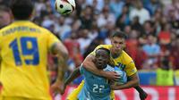 Duel pada pertandingan antara Belgia versus Ukraina di ajang Euro 2024 hari Kamis (27/06/2024) dini hari WIB. (DAMIEN MEYER / AFP)