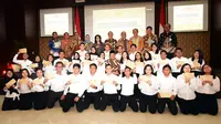 Menseneg Pratikno bersama para pejabat lainnya berfoto bersama 34 CPNS Setkab, usai penyerahan SK di Aula Gedung IIII Kemensetneg, Jakarta, Kamis (28/2) pagi. (Foto: Rahmat/Humas/Setkab)