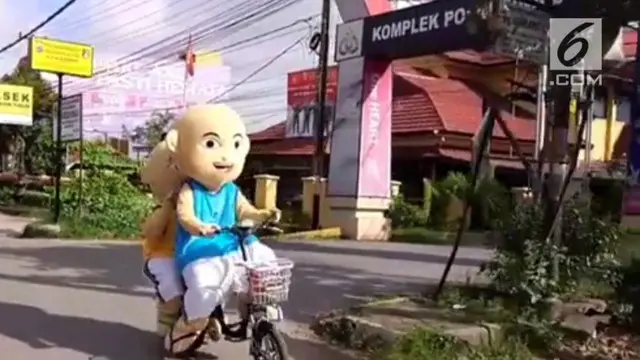 Aksi Upin Ipin bersepeda di jalanan Banjarmasin bikin gemas warganet.