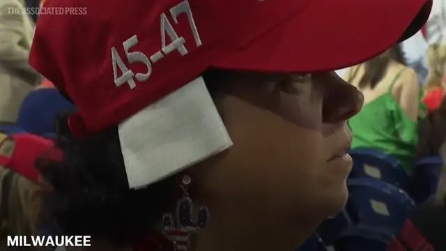 Para pendukung Donald Trump yang hadir dalam Konvensi Nasional Partai Republik (RNC) di Milwaukee terlihat menggunakan perban di telinga kanan. (Dok. AP Video/Mike Householder)