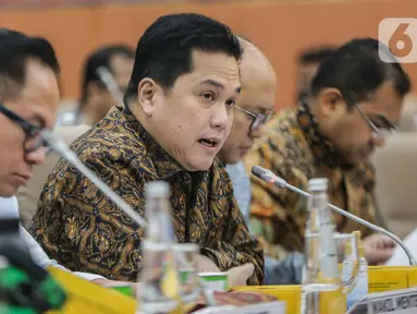 Menteri BUMN Erick Thohir (kedua kiri) saat mengikuti rapat kerja dengan Komisi VI DPR RI di Kompleks Parlemen, Senayan, Jakarta, Kamis (31/8/2023). (Liputan6.com/Faizal Fanani)